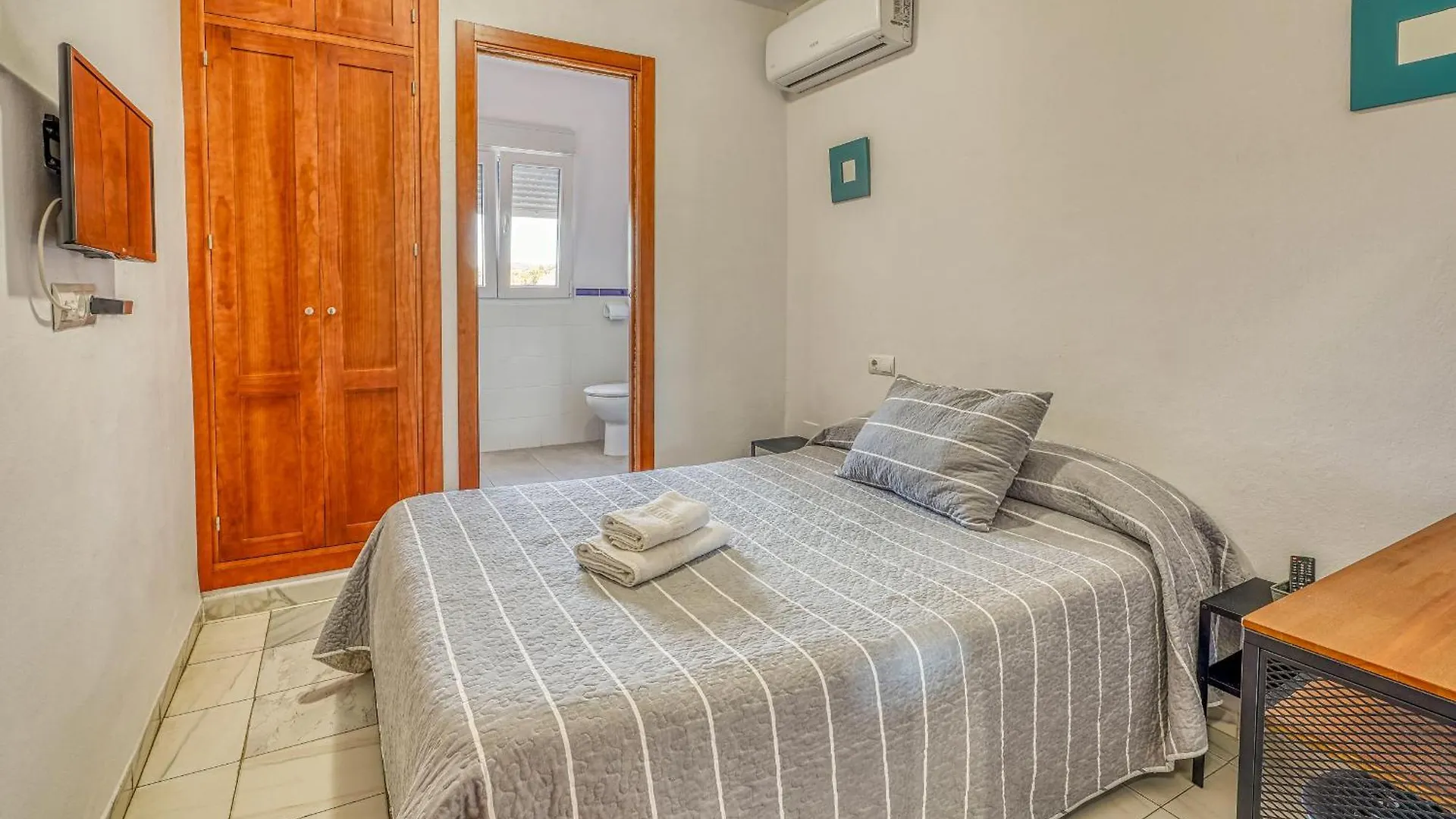 Ochomin Hostel San Martin del tesorillo Spain