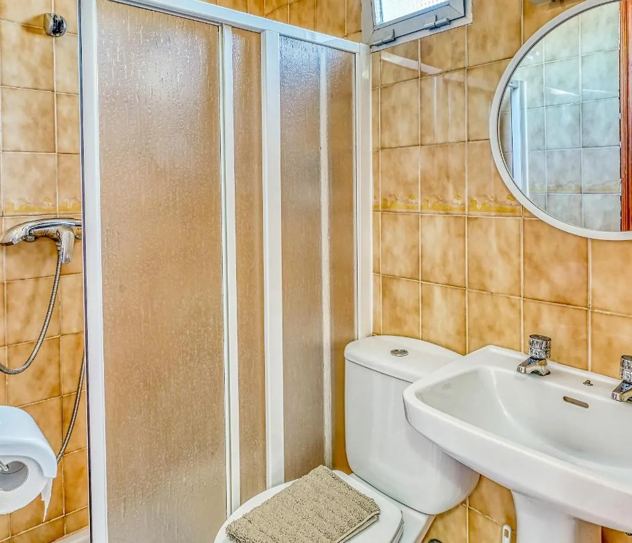 Guest house Ochomin Hostel San Martin del tesorillo Spain