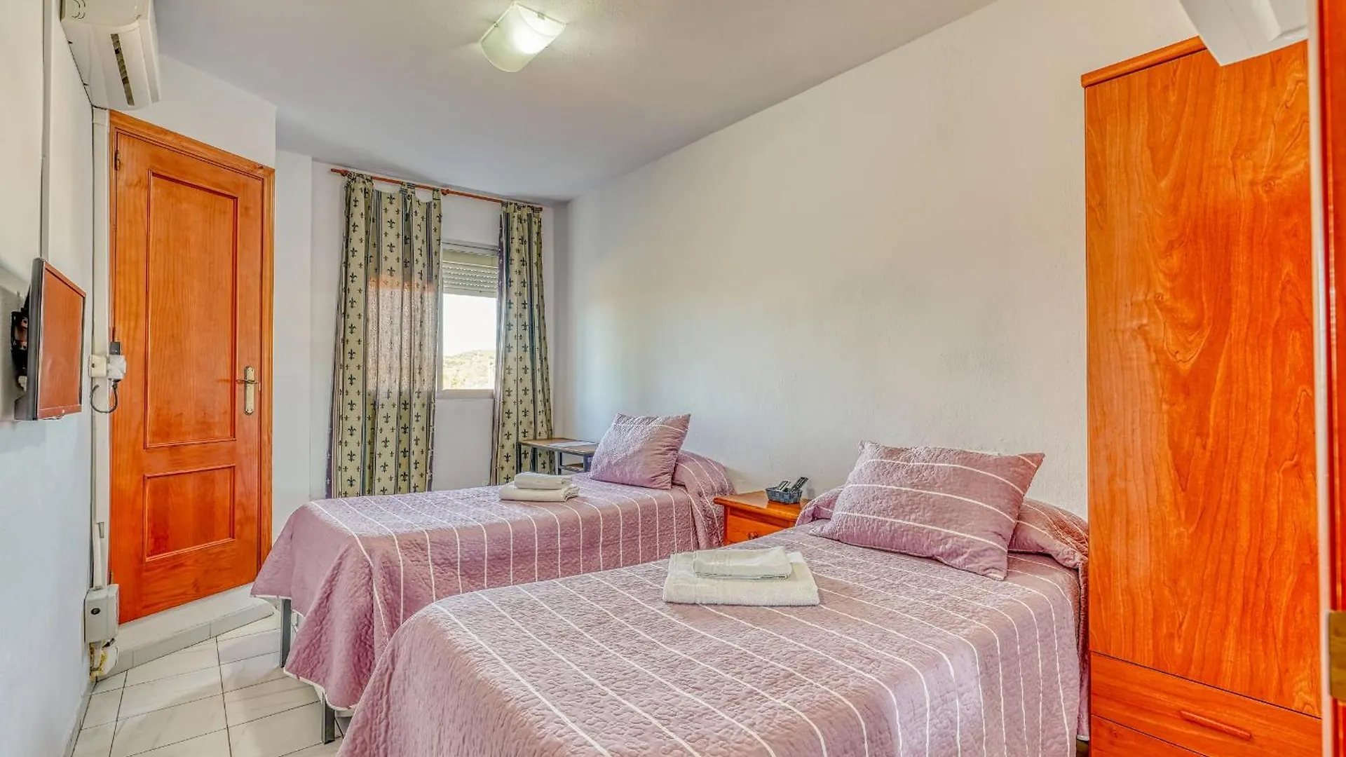 Guest house Ochomin Hostel San Martin del tesorillo Spain