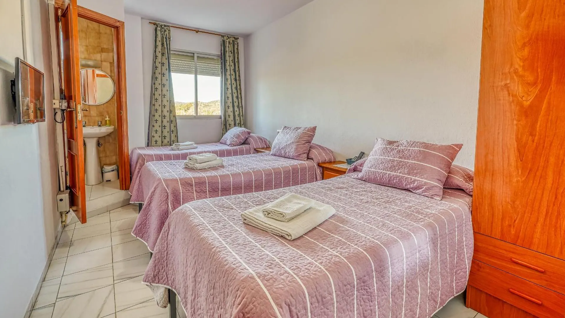 Ochomin Hostel San Martin del tesorillo Guest house