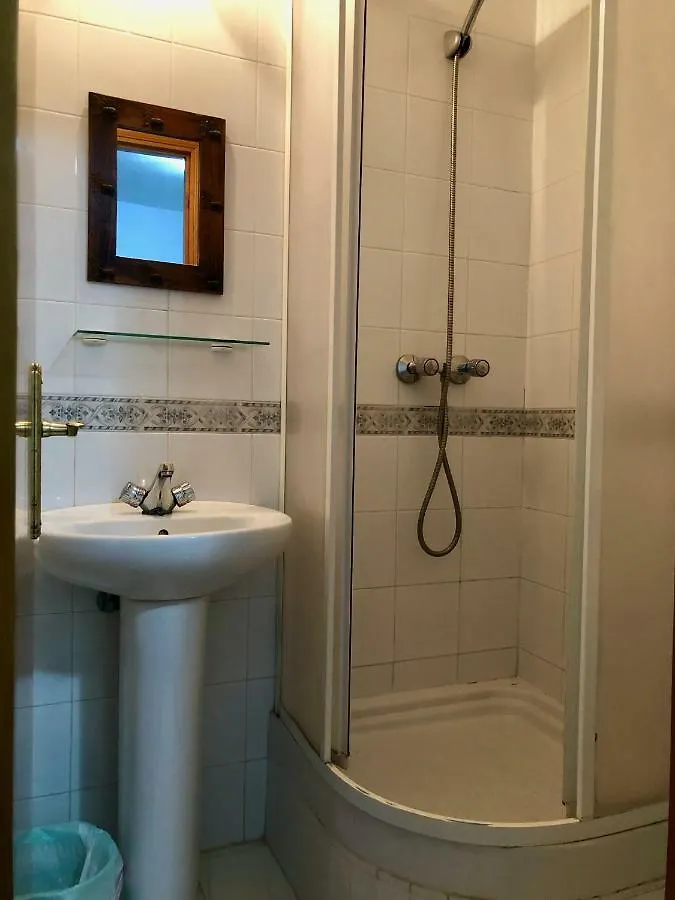Ochomin Hostel San Martin del tesorillo Guest house